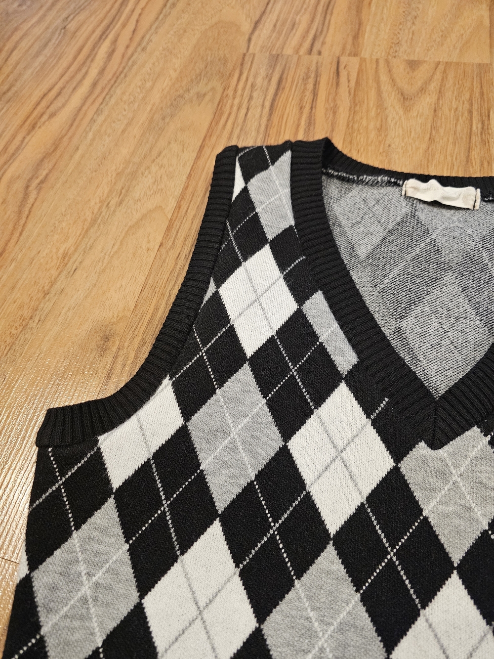 Cropped Black and Gray Argyle Knit V-Neck Sweater Vest Women's Small - Picture 9 of 11